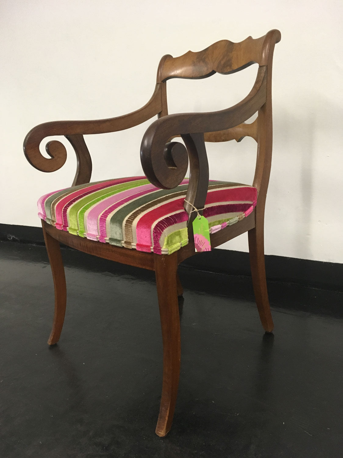 Stuhl mit gestreiftem Polster