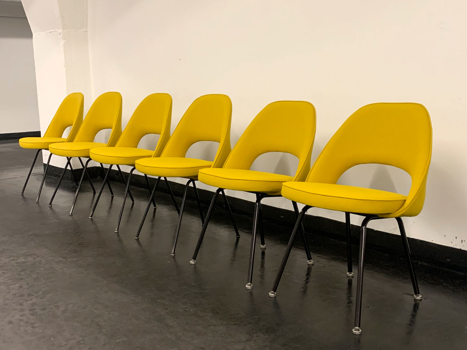 6 Stühle mit gelbem Stoff bezogen