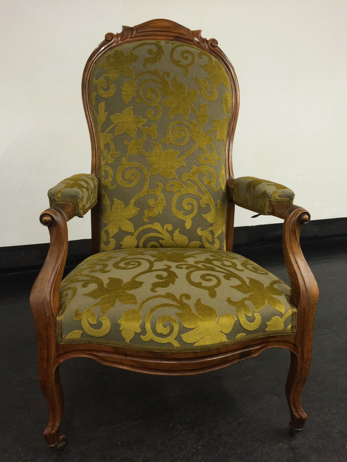 grüner Armlehnenstuhl