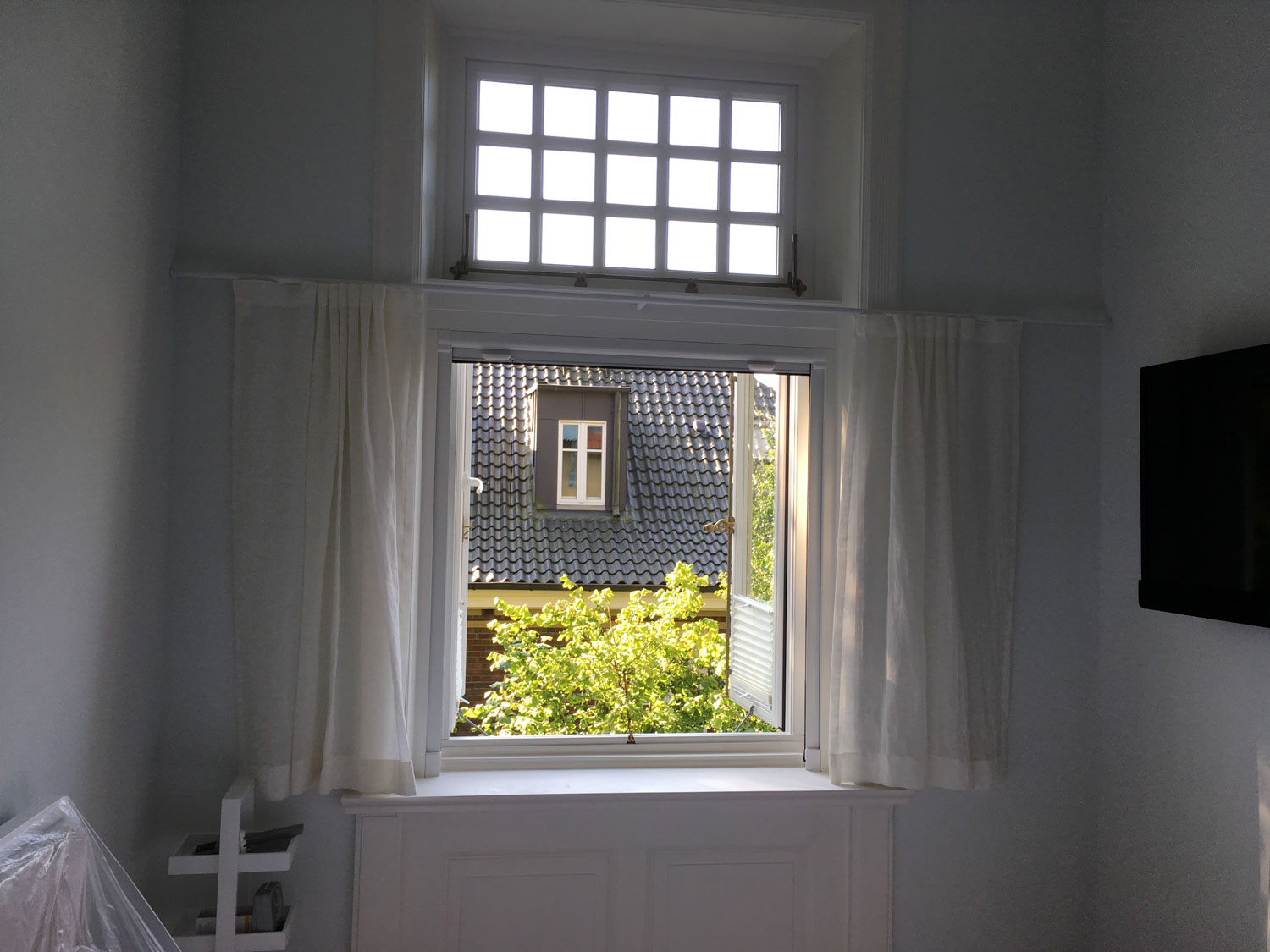 Fenster mit Vorhängen