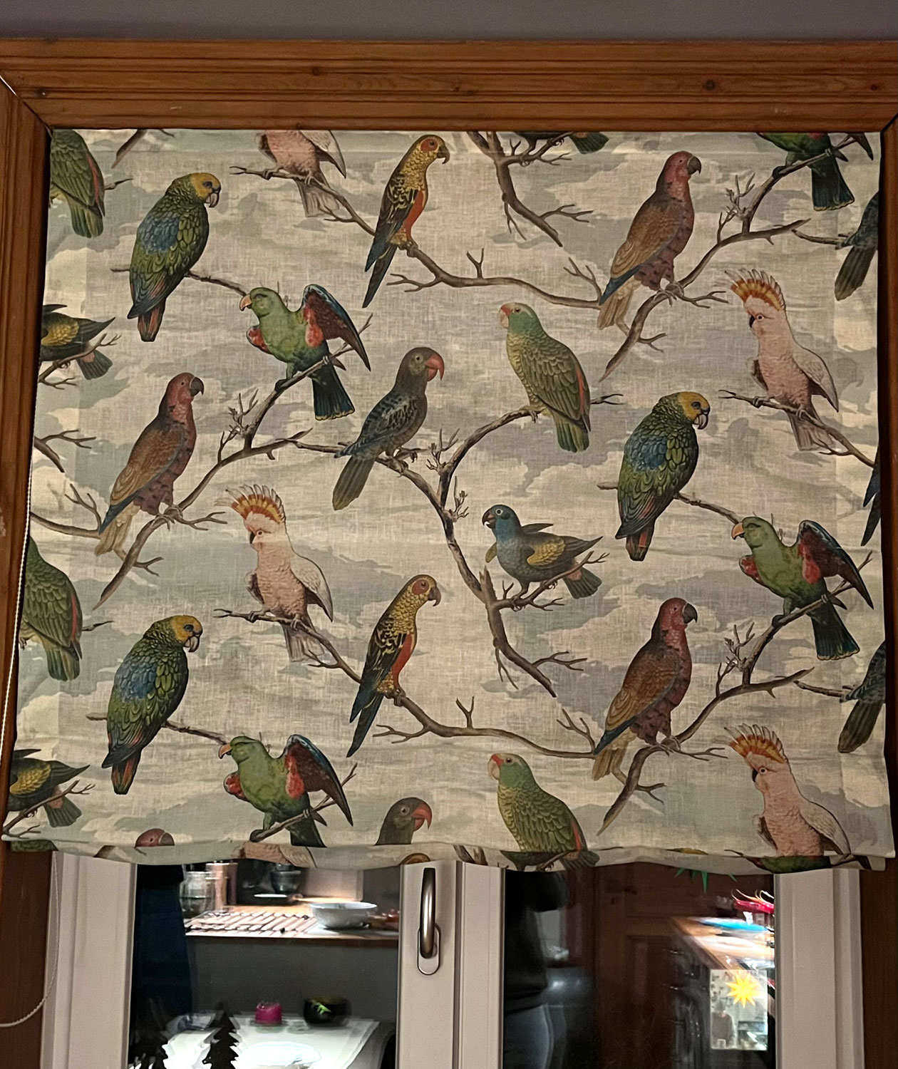 Raffrollo mit Vögeln auf dem Stoff