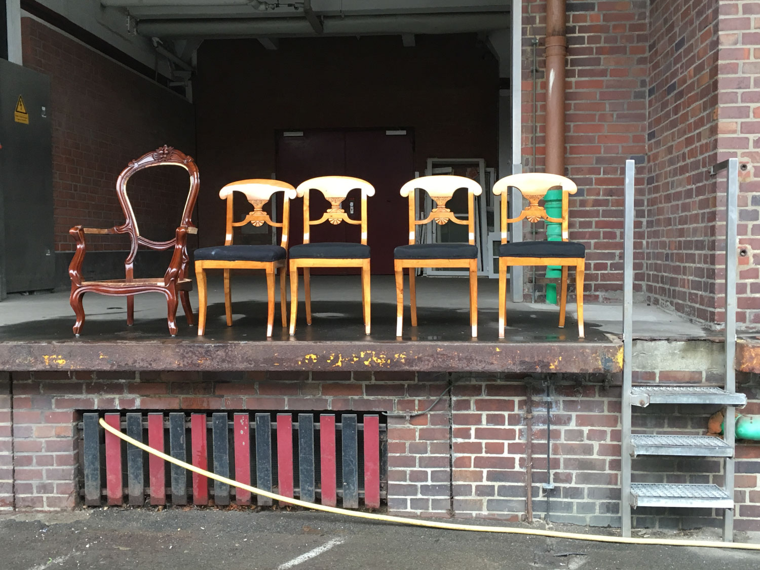 5 Stühle vor dem Lastenaufzug