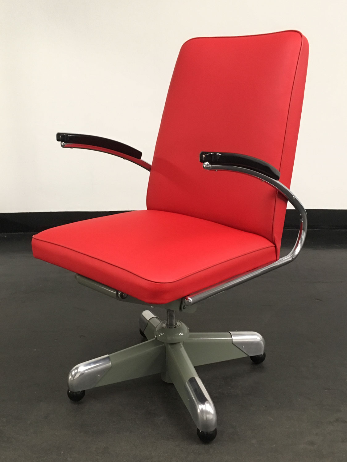 roter Armlehnenstuhl