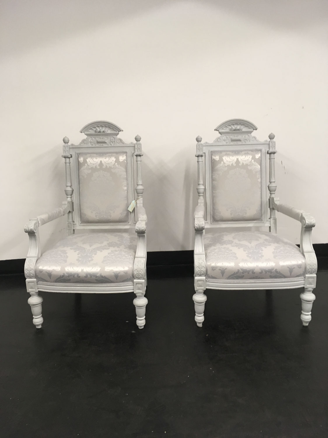 2 klassische weiße Stühle