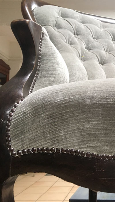 Detaim des Sofas mit Ziernägeln