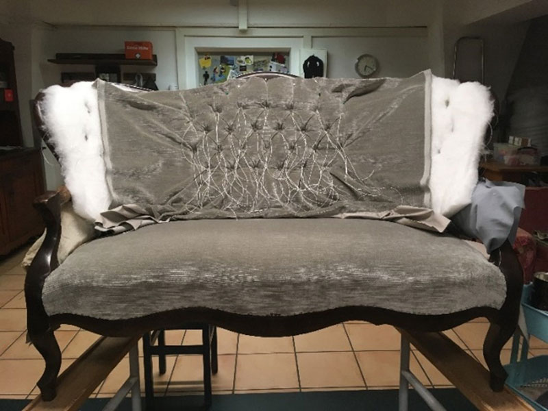 die Rückenlehne wird wieder aufgebaut