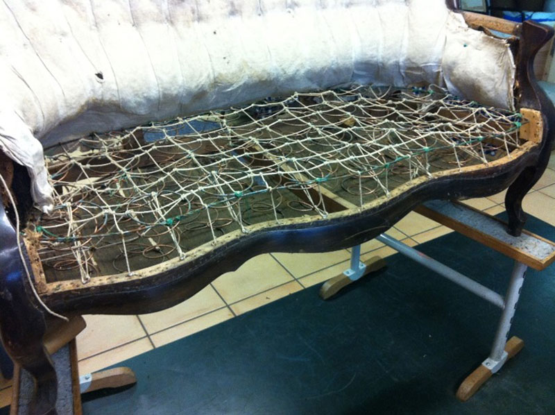 altes Sofa bis auf die Federn freigelegt