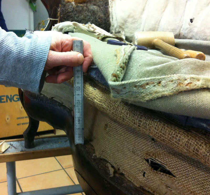 Sitzhöhe der Polster des alten Sofas wird gemessen